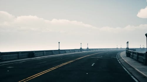 Ponte longa em Nevoeiro Nebuloso