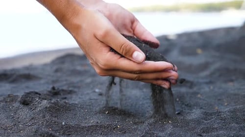 La
mano vierte la arena.