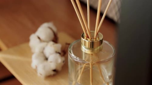 Aroma Reed Diffusor auf Holzregal