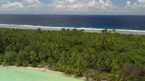 Luftaufnahme der Lagune und des Strandes in Bora Bora, Französisch-Polynesien.
