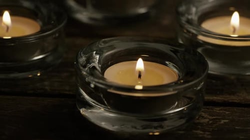 Bougies à thé avec mèches flamboyantes sur fond en bois