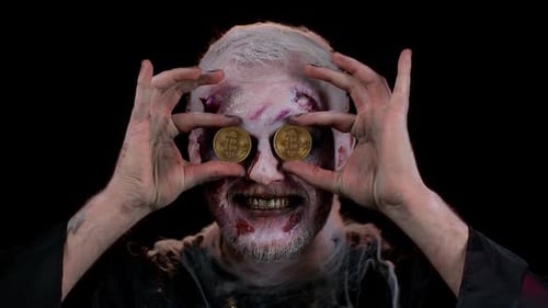 Un homme effrayant aux cicatrices sanglantes fait face à un zombie d'Halloween montrant des bitcoins dorés minant la technologie future