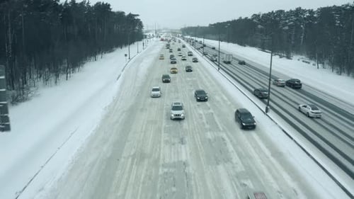 Autos fahren im Winter auf der schneebedeckten Autobahn