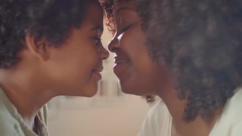 Mère et enfant afro-américains faisant frotter le nez
