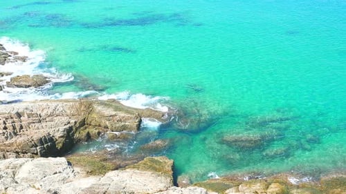 Wunderschöner tropischer Strand, Meer, Meer mit blauem Himmel und weißer Wolke