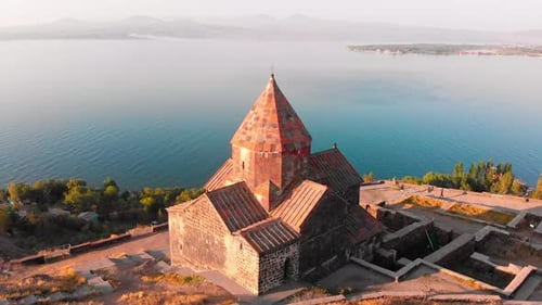 Circle aérien autour de l'église de Sevan