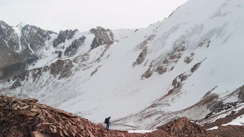 Mann geht an der Berggipfel Luftlandschaft