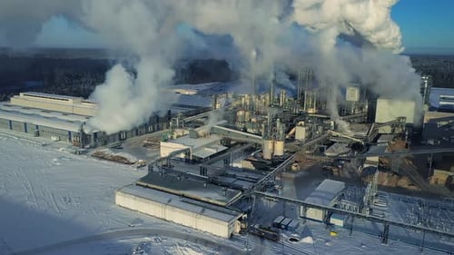 Sobrevolando una gran empresa industrial en medio de los bosques de Siberia
