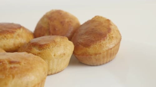 Muffinförmiges Maisbrot Slow Tilt 4K 2160p 30fps UltraHD-Aufnahmen - Maismehl auf weißem Teller 3840X21