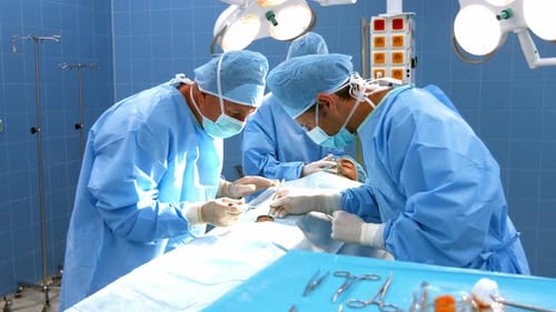 Chirurgen, die im Operationssaal operieren