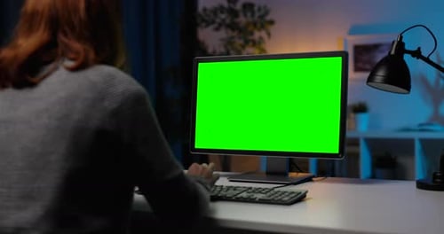 Frau benutzt Chroma Key Computer