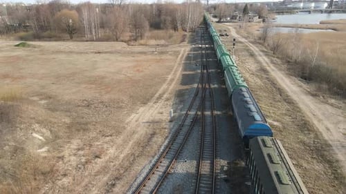 Tren de carga en movimiento
