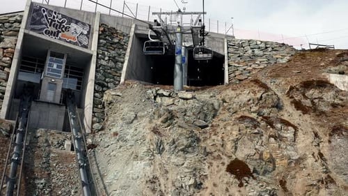 Remontée mécanique dans le tunnel à l'intérieur des montagnes