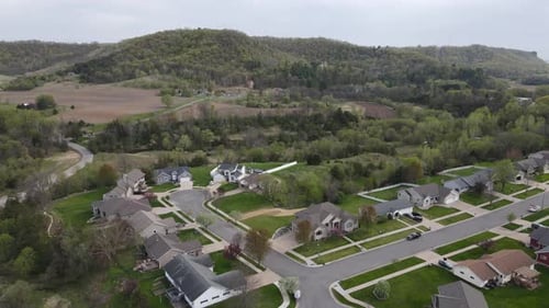 Drohnenblick auf das ländliche Viertel Midwest Valley im Sommer mit Ackerland, Wald und Klippen.