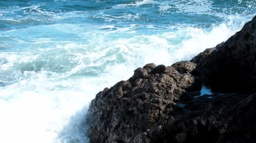 Meereswellen stürzen gegen Felsen