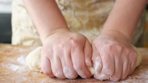 Nahaufnahme von Frauenhänden zerbröseln Teig