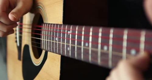 Guitarrista tocando la guitarra Clásica