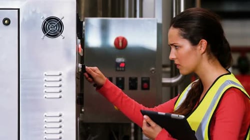 Frau benutzt Maschinen in der Flaschenfabrik