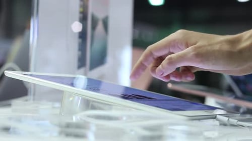 Geschäftsfrau schaut Grafiken auf dem modernen Tablet