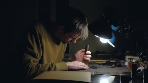 Tanner arbeitet in der Werkstatt