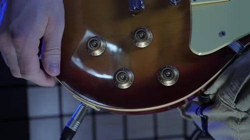 Botones de guitarra para afinar manualmente el volumen y el tono.