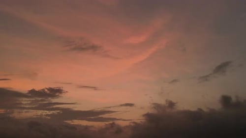 Pastellfarben und Wolken im Zeitraffer