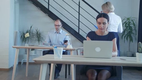 Gruppe von Geschäftsleuten, die im Creative Office zusammenarbeiten