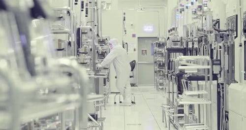 Travailleurs en combinaison propre dans une usine de fabrication de semi-conducteurs