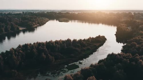Herbstliche Flussküste im Sonnenuntergang