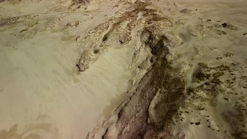 Landschaft des blauen Ozeans von Sand Cliff Gefilmt von Drohne an einem warmen Sommertag