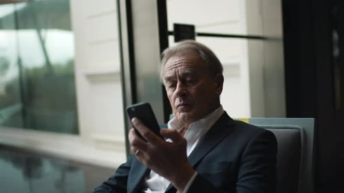 Viejo hombre de negocios hablando por teléfono celular