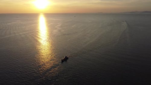 Luftaufnahme Silhouette Fischerboot Segel auf See