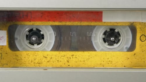 Tonbandgerät spielt die darin eingesetzte Audiokassette ab Vintage-Audioband