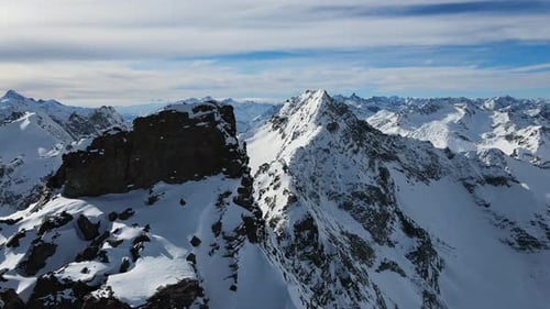 Vue aérienne de la chaîne de montagnes Cheget dans la neige en hiver par temps clair et ensoleillé