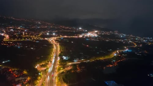 Circulation nocturne sur l'autoroute nord de Tenerife (TF5), vue aérienne en hyperlapse de la vallée d'Orotava et