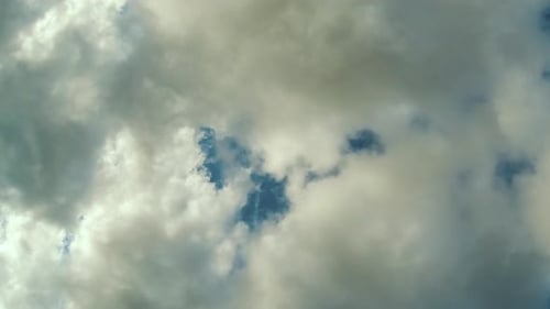 Zeitraffer der rollenden großen weißen Wolken am blauen Himmel