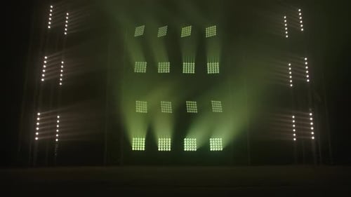 Bühnenlichter blinken auf dem Podium.