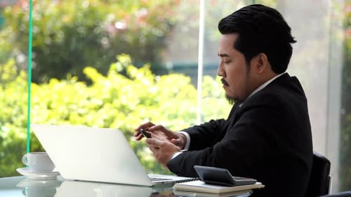 joven empresario feliz y exitoso que usa un teléfono inteligente