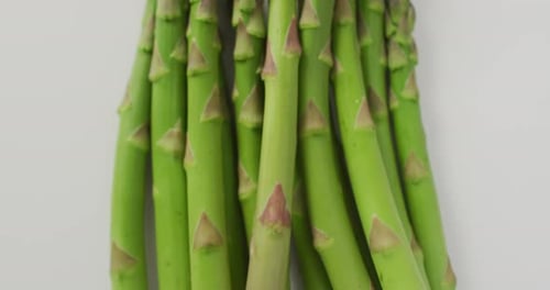 Video von Nahaufnahme von frischem Spargel auf weißem Hintergrund