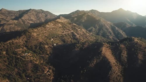 Grüne Berggipfel in wilder Naturlandschaft im sonnigen italienischen Hochland