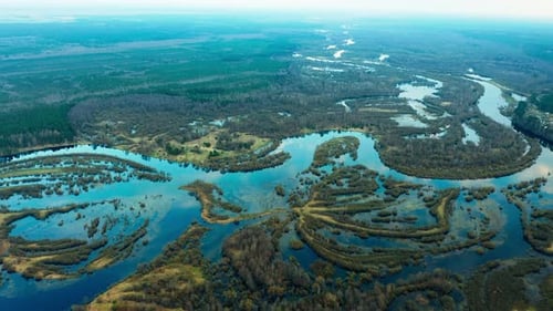 Inondation printanière, débordement d'une grande rivière vue à vol d'oiseau.