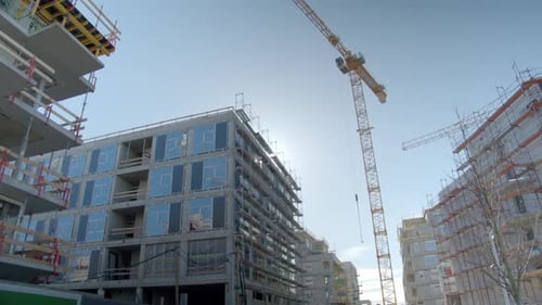 Grúa torre alta en el sitio de construcción de edificios modernos. ángulo bajo