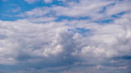 Cumulus-Wolken bewegen sich im Wolkengebilde-Zeitraffer des blauen Himmels
