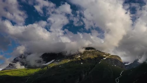 Bergwolke mit Blick von oben Landschaft