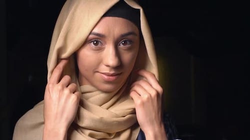 Porträt einer attraktiven jungen modernen muslimischen Frau in Hijab.