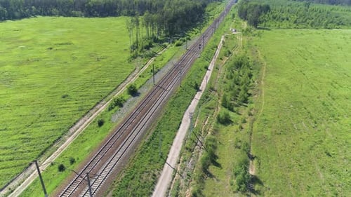 Zweispurige Eisenbahn. Die Kamera bewegt sich gegen den Uhrzeigersinn