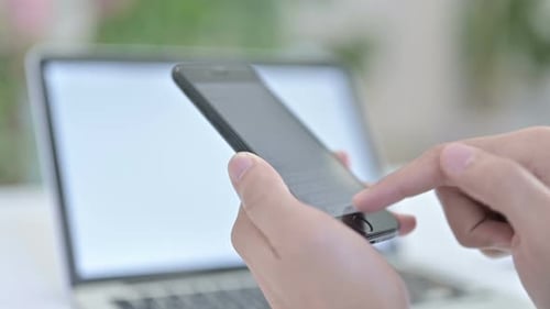 Nahaufnahme von Geschäftsmann-Händen beim Schreiben von Text auf dem Smartphone