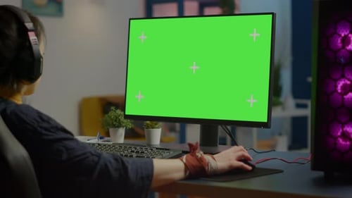 Frau streamt Online-Videospiele auf leistungsstarkem Computer mit Greenscreen