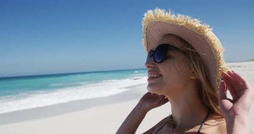 Frau genießt Freizeit am Strand