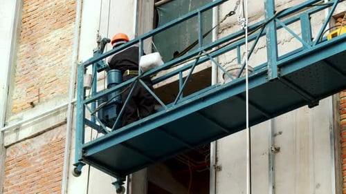 Industriearbeiter Schweißen von Metallkonstruktionen Schweißer Mann Männlicher Arbeiter Löten von Stahlträgerkonstruktionen